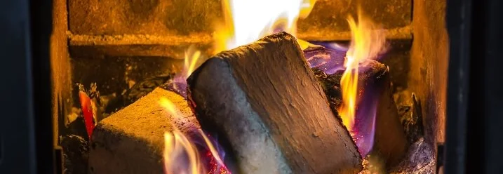 Brennende Holzscheite in einem Ofen